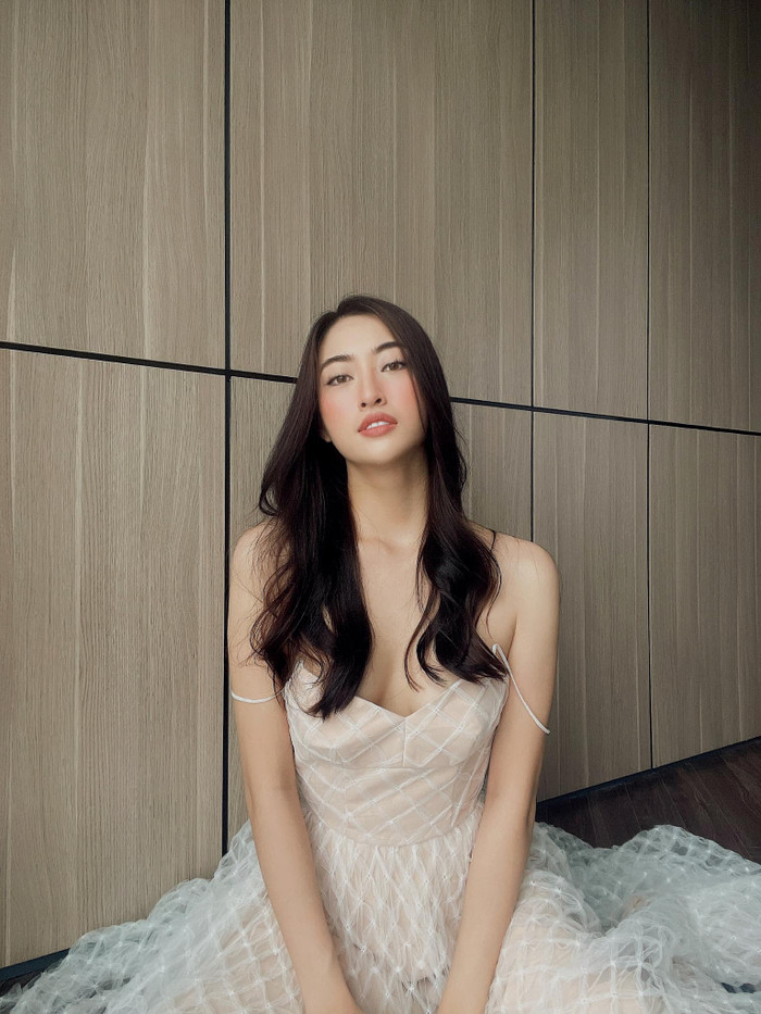 Dây váy hai bên rũ xuống vô tình lấp ló vòng 1 gợi cảm của nàng Hậu