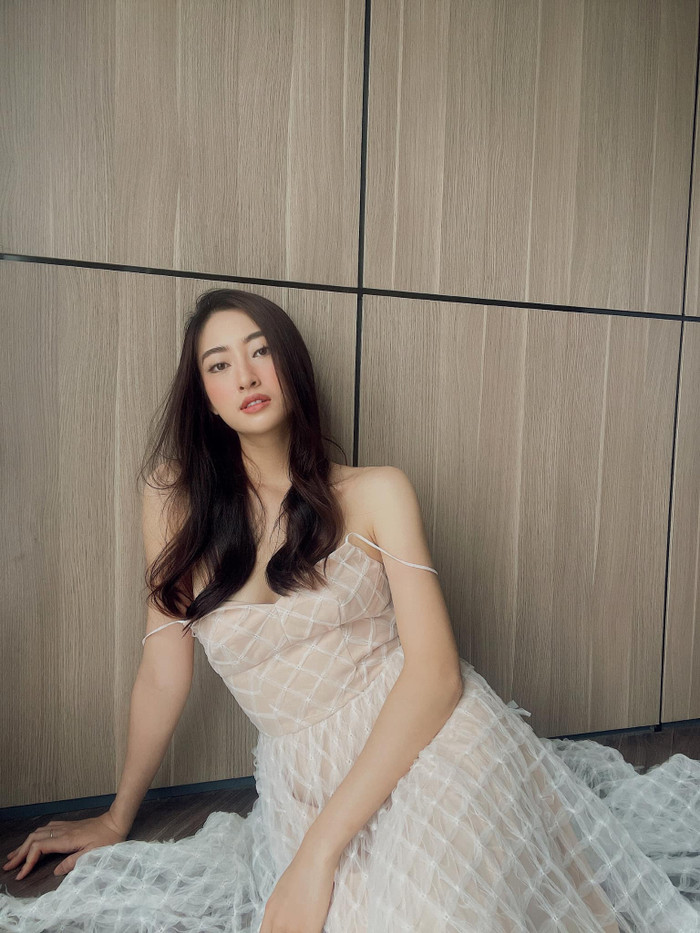 Người đẹp chọn cho mình kiểu dáng hai dây với một tí 'lả lơi' trước ống kính