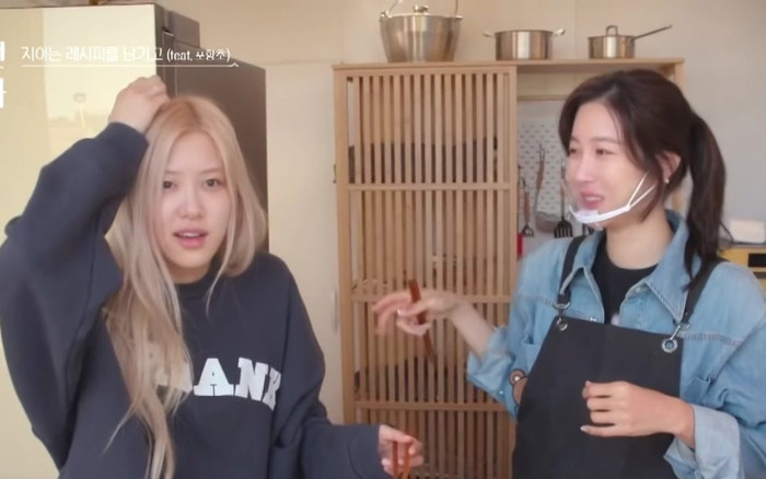 Rosé (BLACKPINK) lộ mặt mộc trên truyền hình, fan liền đặt lên bài cân với Lee Ji Ah (Penthouse) Ảnh 2