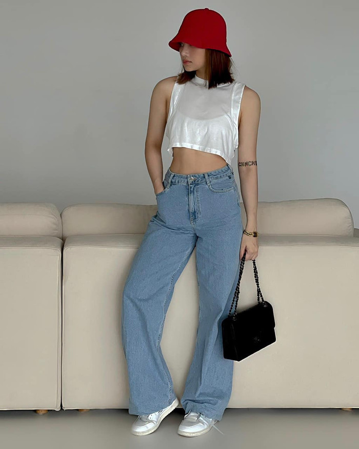 Giọng ca 'Yêu xa hóa gần' chọn mặc áo trắng croptop mix cùng jeans ống rộng và giày sneakers trắng sành điệu