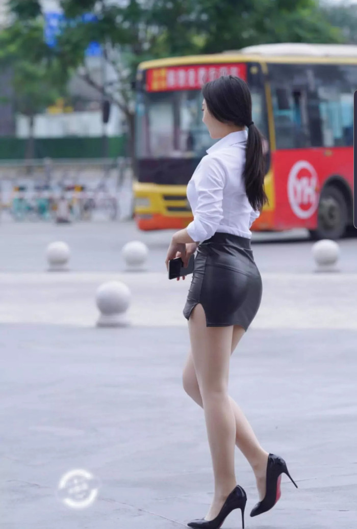 Cô gái này khoe cả vòng 3 trước bao ánh mắt người qua đường.