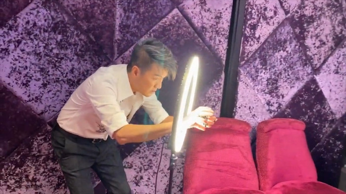 Đàm Vĩnh Hưng tự viết lời, tự quay MV tại nhà cổ vũ Sài Gòn chống dịch Ảnh 8