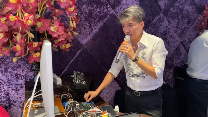 Đàm Vĩnh Hưng tự viết lời, tự quay MV tại nhà cổ vũ Sài Gòn chống dịch Ảnh 5