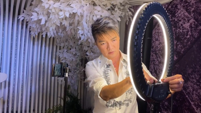 Đàm Vĩnh Hưng tự viết lời, tự quay MV tại nhà cổ vũ Sài Gòn chống dịch Ảnh 6