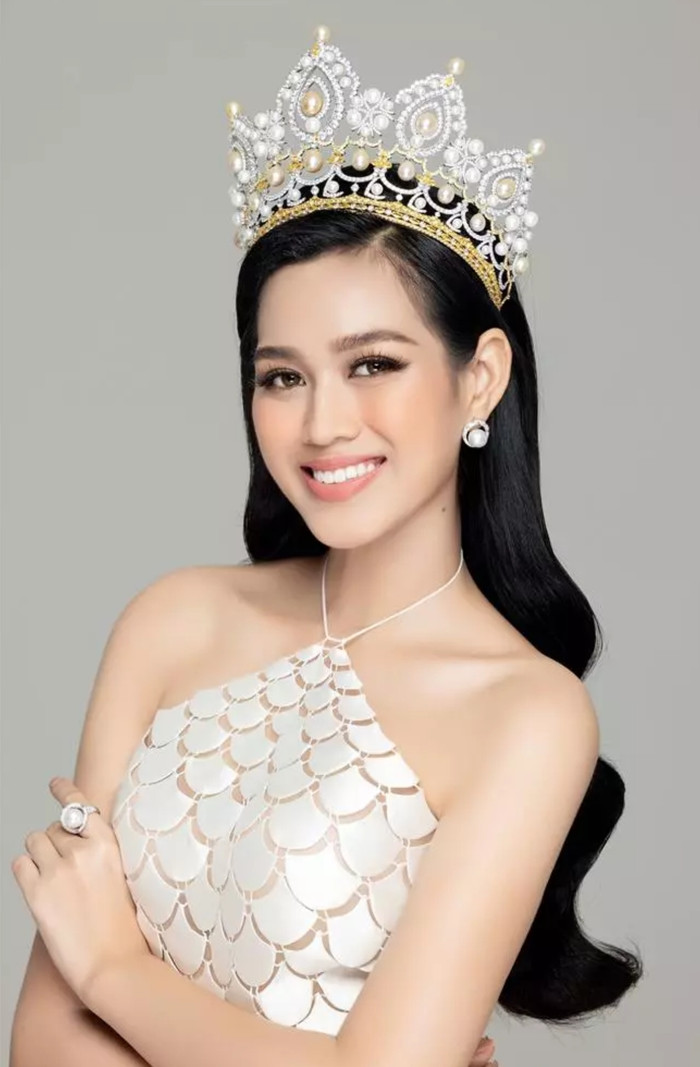 Tuy không sắc sảo nhưng các đường nét của Đỗ Thị Hà rất duyên dáng, nhẹ nhàng. Từ khi niềng răng, chân dài còn được cộng điểm với nụ cười tươi, đầy chân thành.