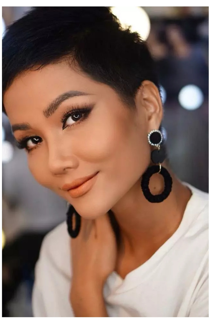 Làn da nâu, gương mặt góc cạnh đầy sắc nét của H'Hen Niê cực kỳ ấn tượng và ăn make-up. Có thể nếu để mặt mộc, chân dài Ê-Đê không quá nổi bật bằng nhiều Hoa hậu khác nhưng có son phấn một chút, thật khó tìm được nhan sắc rạng rỡ như vậy.