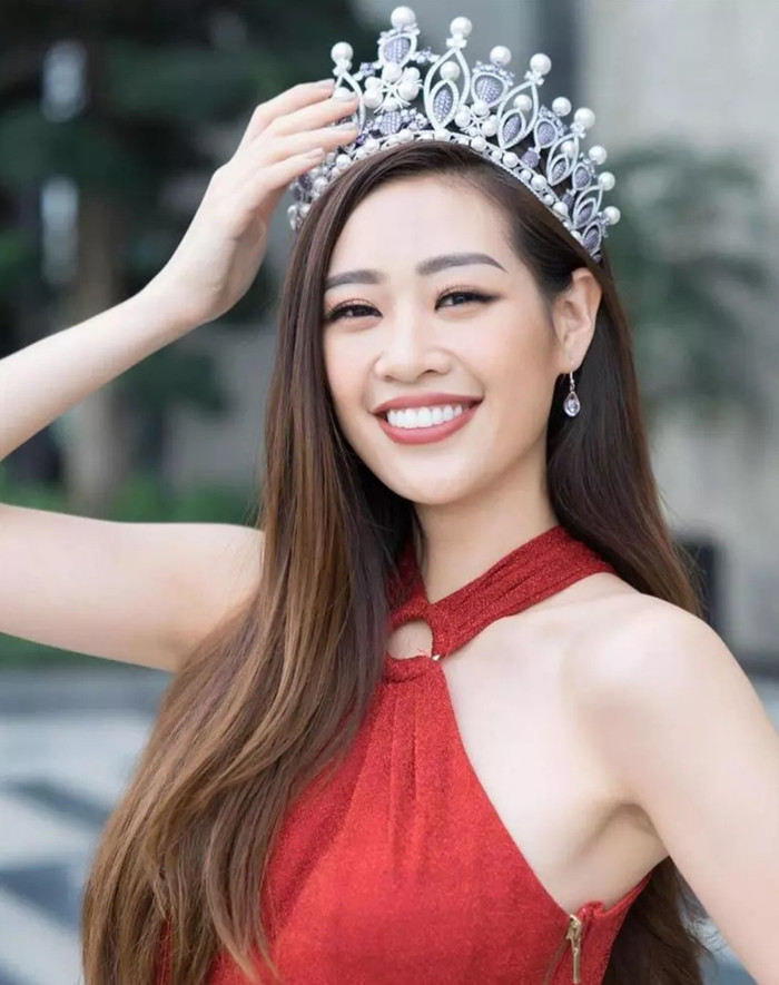 Khánh Vân không có vẻ đẹp cuốn hút, quyến rũ nhưng phải công nhận, chiếc miệng rộng, hàm răng đều và sáng cùng nụ cười rất tươi của đương kim Hoa hậu Hoàn vũ Việt Nam đã mang đến cho người đối diện một sự hào hứng, năng lượng tích cực tuôn trào.