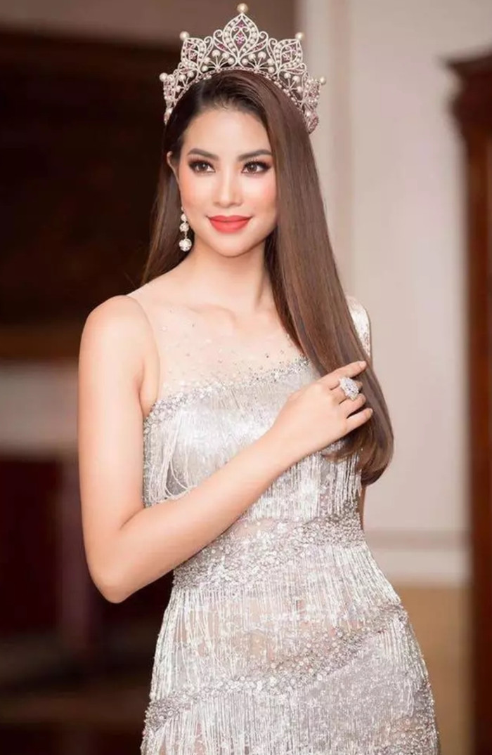 Từ khi đăng quang, Phạm Hương đã được nhận định là một nhan sắc không chút tì vết. Thậm chí đến giờ, rất nhiều fan Hoa hậu nhận định, người đẹp là một trong những mỹ nhân sở hữu visual rạng rỡ, hài hòa nhất Việt Nam.