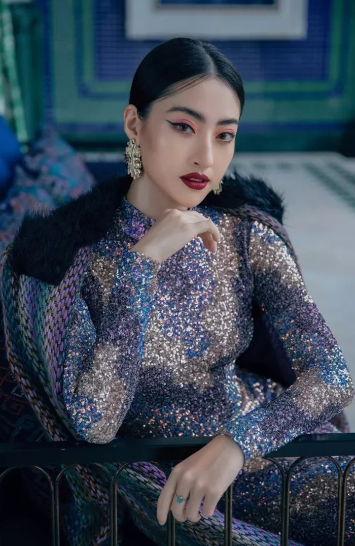 Lương Thùy Linh lại cuốn hút người đối diện với đôi mắt biếc, kiêu sa. Nhấn nhá một nét eyeliner là hoàn hảo ngay.