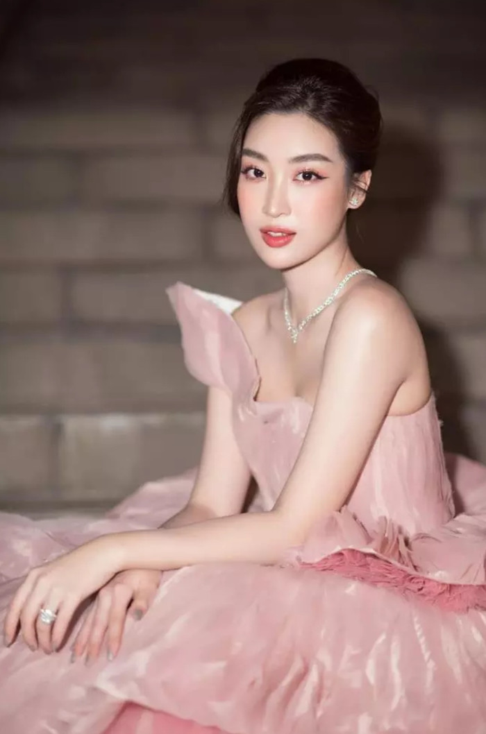 Đỗ Mỹ Linh mang một gương mặt bầu bĩnh với các đường nét nhỏ, tròn. Từ đôi mắt bồ câu đến sống mũi dọc dừa... đẹp hài hòa chuẩn nhan sắc Việt.