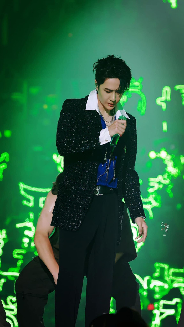 Hậu trường chưa kể tại YH Concert: Vương Nhất Bác nấp sau 'cánh gà' để làm... ảo thuật! Ảnh 3