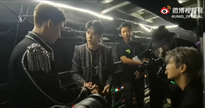 Hậu trường chưa kể tại YH Concert: Vương Nhất Bác nấp sau 'cánh gà' để làm... ảo thuật! Ảnh 10