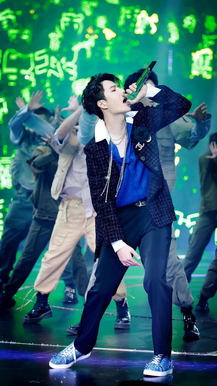 Hậu trường chưa kể tại YH Concert: Vương Nhất Bác nấp sau 'cánh gà' để làm... ảo thuật! Ảnh 5