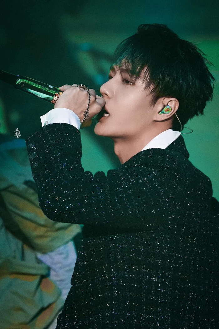 Hậu trường chưa kể tại YH Concert: Vương Nhất Bác nấp sau 'cánh gà' để làm... ảo thuật! Ảnh 11