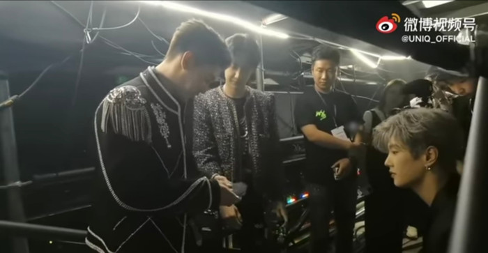 Hậu trường chưa kể tại YH Concert: Vương Nhất Bác nấp sau 'cánh gà' để làm... ảo thuật! Ảnh 7