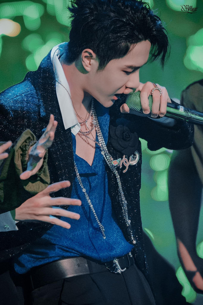 Hậu trường chưa kể tại YH Concert: Vương Nhất Bác nấp sau 'cánh gà' để làm... ảo thuật! Ảnh 4