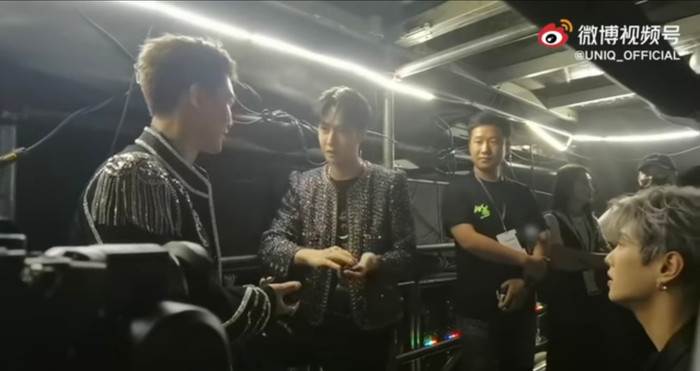 Hậu trường chưa kể tại YH Concert: Vương Nhất Bác nấp sau 'cánh gà' để làm... ảo thuật! Ảnh 8