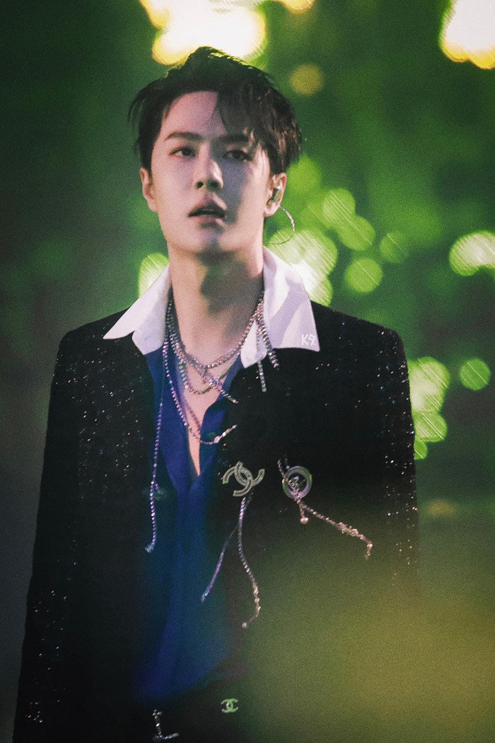 Hậu trường chưa kể tại YH Concert: Vương Nhất Bác nấp sau 'cánh gà' để làm... ảo thuật! Ảnh 6