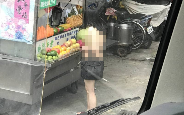 Người phụ nữ khỏa thân thản nhiên đi lại trên đường, mua nước ép uống như không có chuyện gì lạ xảy ra Ảnh 2