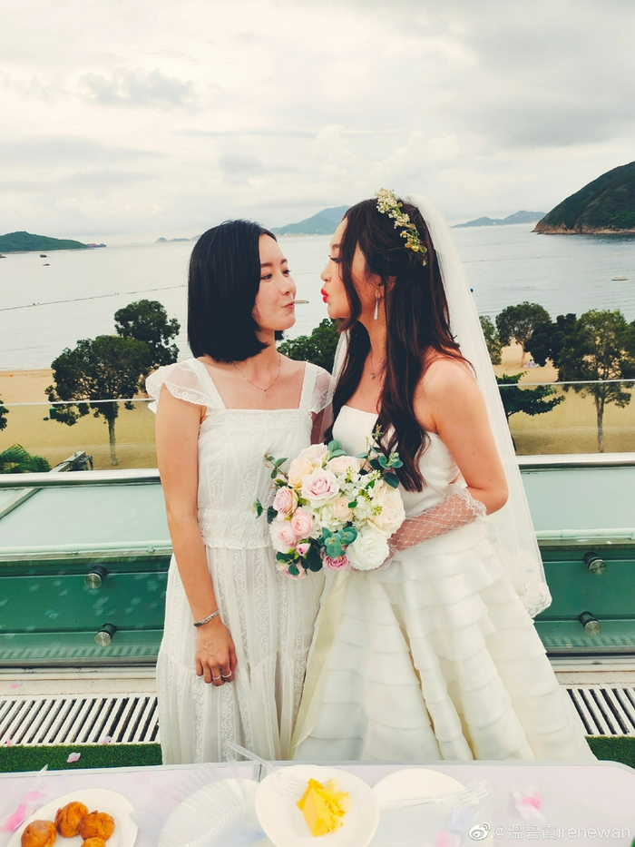 Ôn Bích Hà cùng đàn em