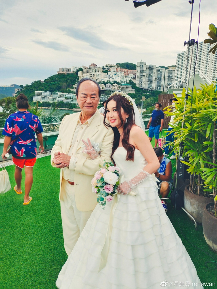 Tài tử Địch Long cũng có mặt tại phim trường để chúc mừng sinh nhật 'Bông hồng lửa' Ôn Bích Hà. Trong bức ảnh, cả hai nhìn như cha con.