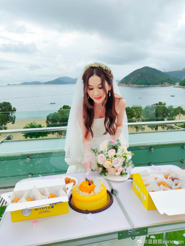 Nhan sắc ngọt ngào của Ôn Bích Hà. Dù đã ngoài 50 nhưng vóc dáng và làn da của người đẹp không kém cạnh đàn em.