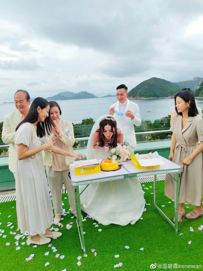 Ôn Bích Hà thổi nến, mừng sinh nhật 55 tuổi. Nhiều người nói vui bữa sinh nhật của người đẹp còn long trọng hơn cả tiệc cưới chính trong phim.