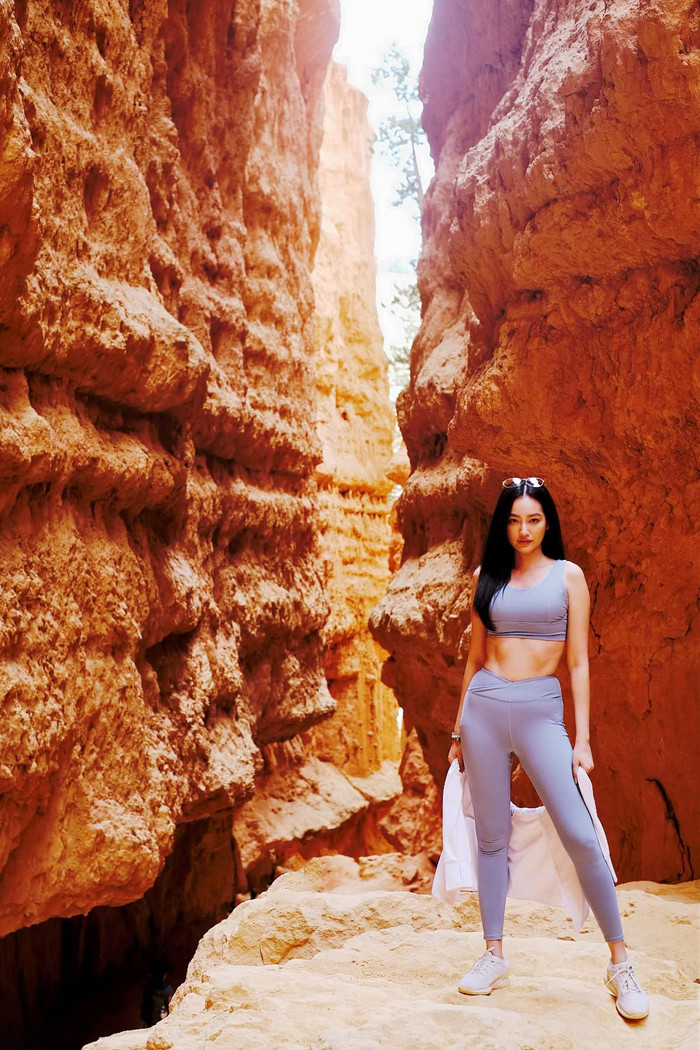 Outfit tập gym đơn sắc của người đẹp đi hiking