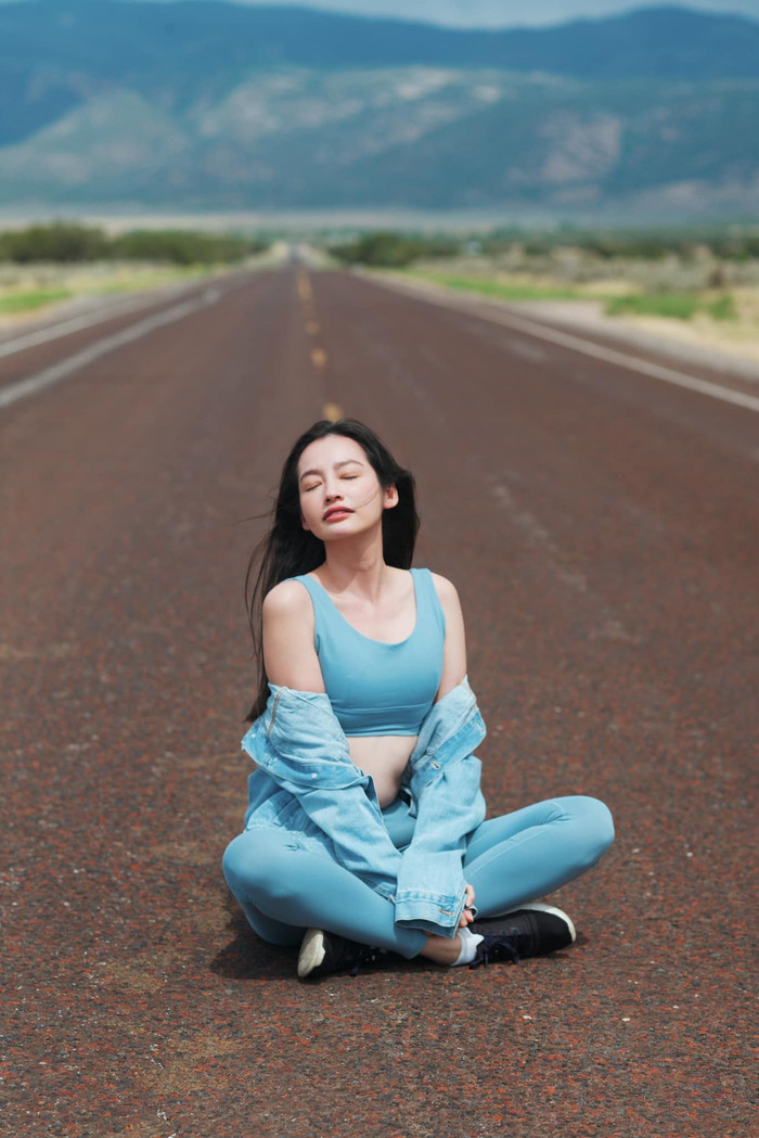 Thậm chí có khi đi chơi cùng bạn bè, nàng Hậu cũng mặc đồ tập mix kèm áo khoác jeans sành điệu