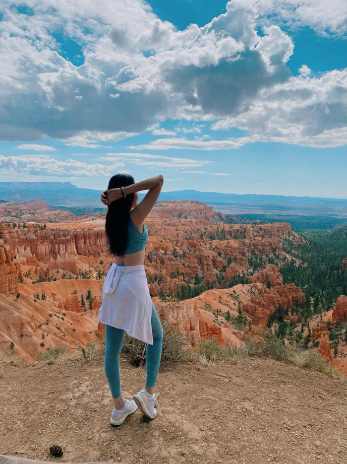 Nhằm tránh nắng nóng ảnh hưởng đến da dẻ cô luôn mang bên mình áo khoác chất liệu cotton theo thắt ngang eo