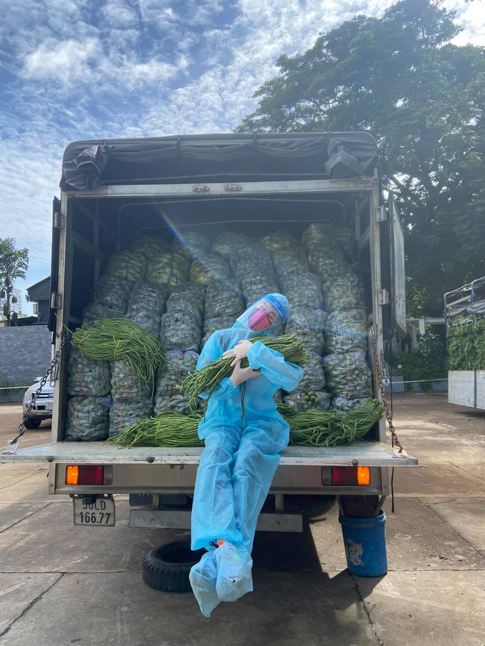 Hai chị em 'Hoàn vũ' Khánh Vân - Kim Duyên giản dị làm từ thiện trên 'chuyến xe thực phẩm 0 đồng' Ảnh 7