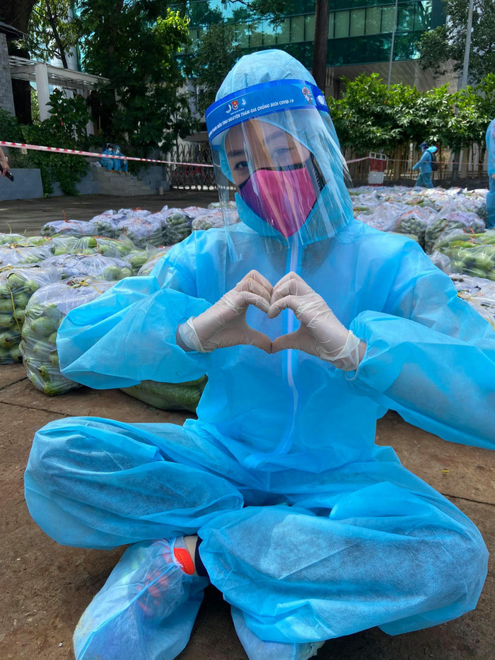 Hai chị em 'Hoàn vũ' Khánh Vân - Kim Duyên giản dị làm từ thiện trên 'chuyến xe thực phẩm 0 đồng' Ảnh 6