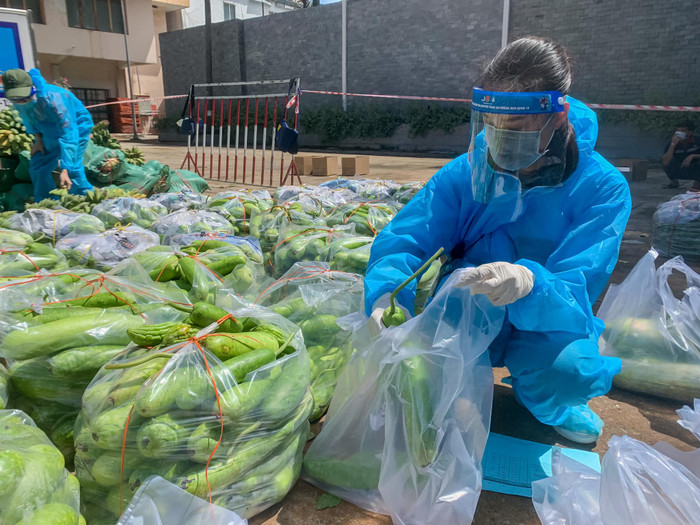 Hai chị em 'Hoàn vũ' Khánh Vân - Kim Duyên giản dị làm từ thiện trên 'chuyến xe thực phẩm 0 đồng' Ảnh 10