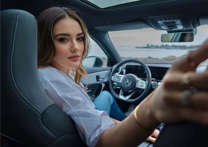 Không chỉ tài năng trên sân đấu, Zehra còn thu hút mọi ánh nhìn bởi vẻ gương mặt đẹp, nụ cười gây thương nhớ, không thua gì hoa hậu hay người mẫu.