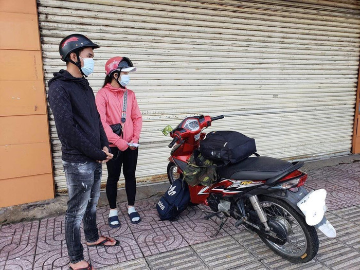 Hai chị em chỉ còn 200.000 đồng trong túi, cố gắng rời thành phố đi về Phú Yên. Ảnh: Tự Sang