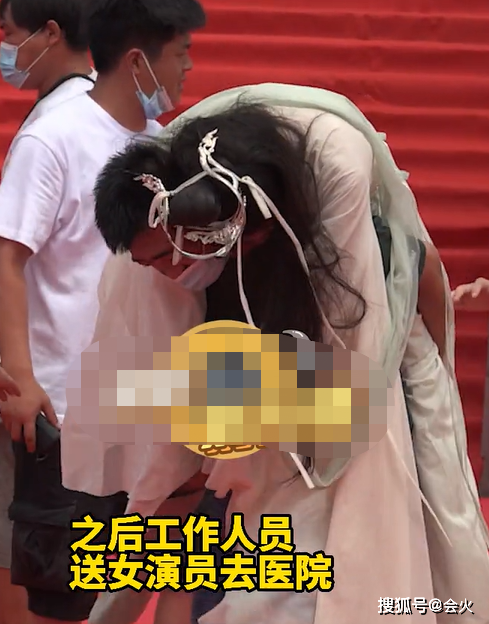 Nữ diễn viên được đưa đến nơi an toàn hồi sức trước khi đến bệnh viện khám bệnh.