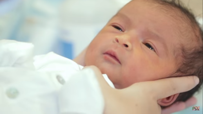 Trong MV, hai vợ chồng Võ Hạ Trâm cũng đã công khai cận ảnh gương mặt cô con gái trong lúc vượt cạn.