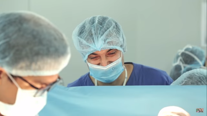 Ánh mắt hạnh phúc của ông xã Võ Hạ Trâm khi chứng kiến con gái chào đời.