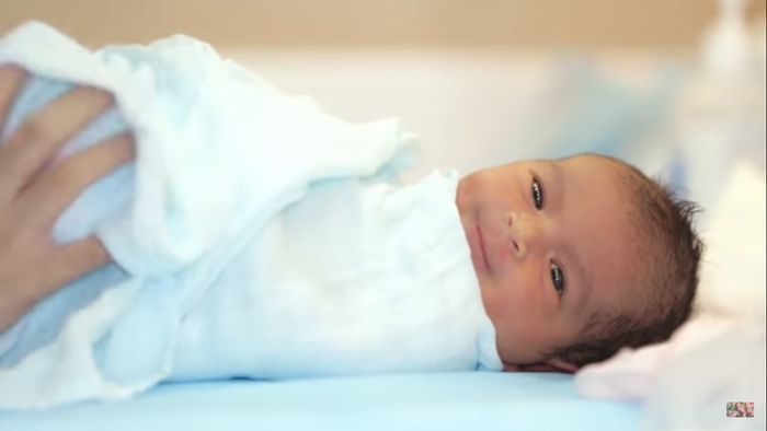 Nụ cười đầy dễ thương của bé Moon khiến ai nhìn cũng phải ôm tim xuýt xoa.