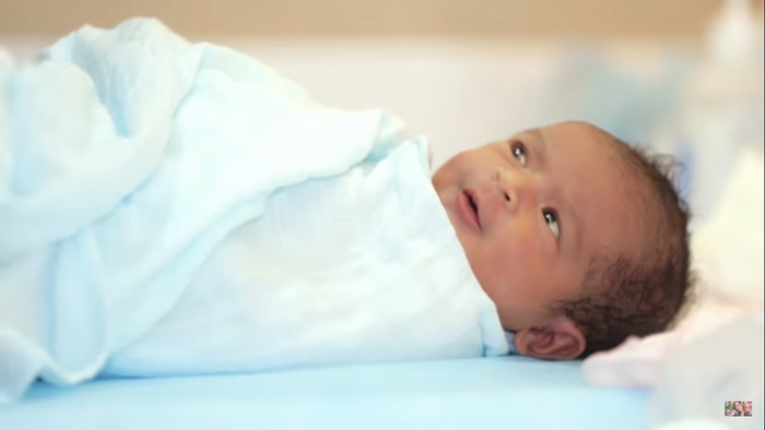 Có thể thấy, cô bé sở hữu đôi mắt to tròn long lanh giống y đúc bố.