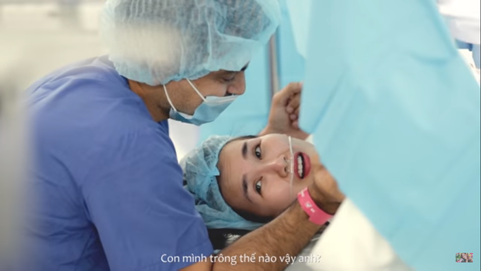 Nữ ca sĩ hỏi chồng mình 'trông con gái như thế nào', anh chỉ xúc động trả lời 'anh không thấy rõ, nhưng con bé có mái tóc giống anh, rất dễ thương'.