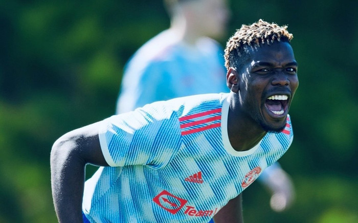 MU ra mắt mẫu áo đấu xanh trắng lạ mắt, fan Quỷ đỏ thích thú Ảnh 2