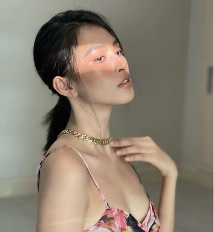 Hình ảnh mới với góc nghiêng hoàn hảo cùng làn da căng bóng của Hoa hậu Tiểu Vy chụp dưới ánh nắng 