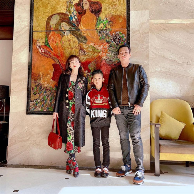 Hậu bố mẹ ly hôn, Kỳ Anh vẫn nhận được sự yêu thương, chăm sóc hết mực từ cả hai bên và tận hưởng cuộc sống vô cùng sang chảnh, giàu có.