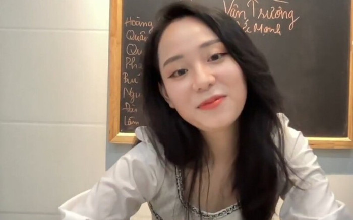 Bị bạn bè đẩy vào nhà vệ sinh nam, cô giáo Minh Thu phản ứng thế nào khi bắt gặp bạn nam đang nhìn mình? Ảnh 2