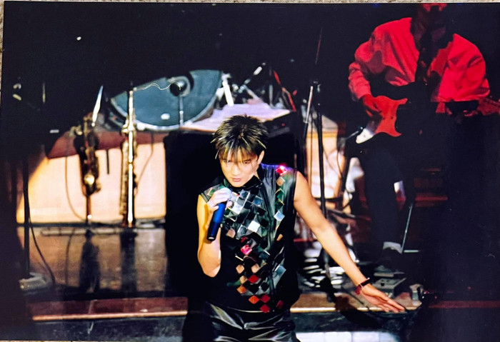 Loạt ảnh Mr Đàm trình diễn cùng ban nhạc.