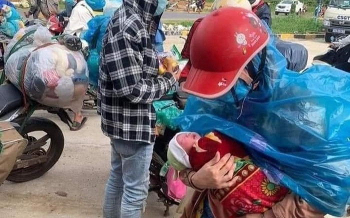 Cặp vợ chồng bế con 10 ngày tuổi đi xe máy vượt hơn 1.400 km từ Bình Dương về Nghệ An vì thất nghiệp Ảnh 2