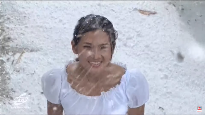 Cuối cùng, cái kết có hậu đã đến với cả hai, giữa bầu trời đầy tuyết trắng.