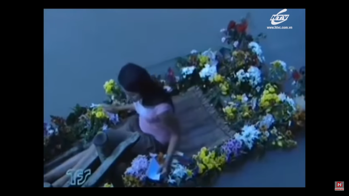 Việt vì không dám chấp nhận tình cảm mình dành cho Út Nhỏ nên đã kết một chiếc bè hoa, đưa người yêu về như một lời từ biệt đẹp mà buồn đến nao lòng.