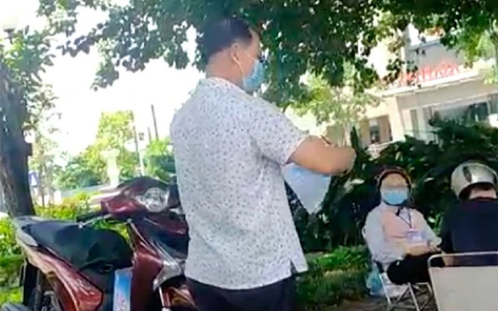 Xử phạt người đàn ông đến chất vấn lực lượng chức năng rồi xé nát biên bản khi vợ vi phạm Chỉ thị 16 Ảnh 2